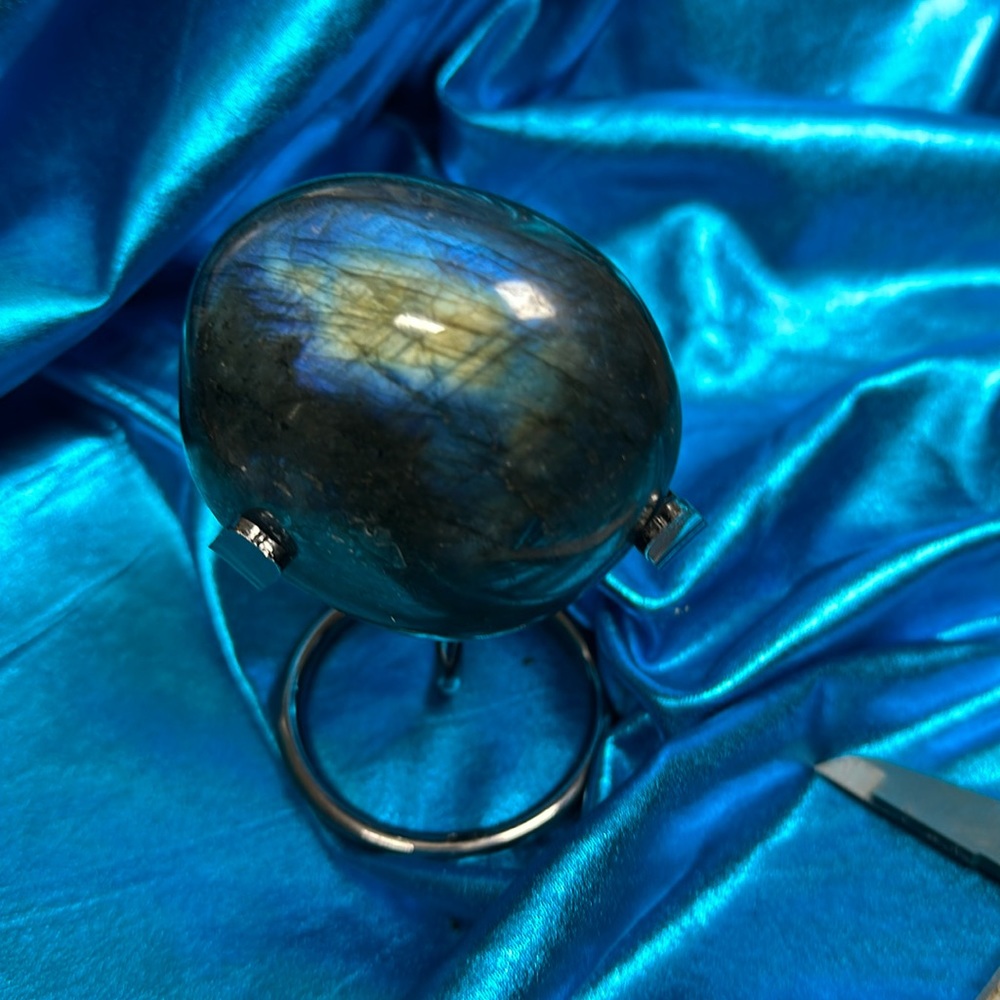 Large labradorite, freeform palm, stone 64 mm long Very flashy